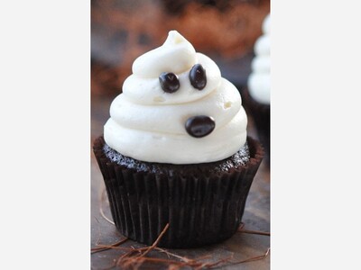 GHOSTS ON HALLOWEEN CARROT CAKE CUPCAKES