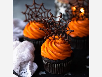 HALLOWEEN SPIDER WEB CUPCAKES